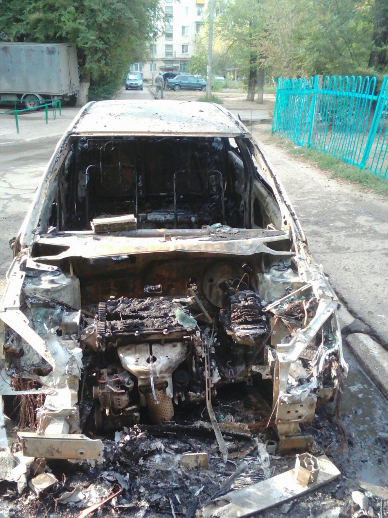 В Волжском ночью неизвестные сожгли иномарку