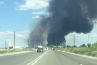 В Волжском ликвидируют крупное возгорание камыша