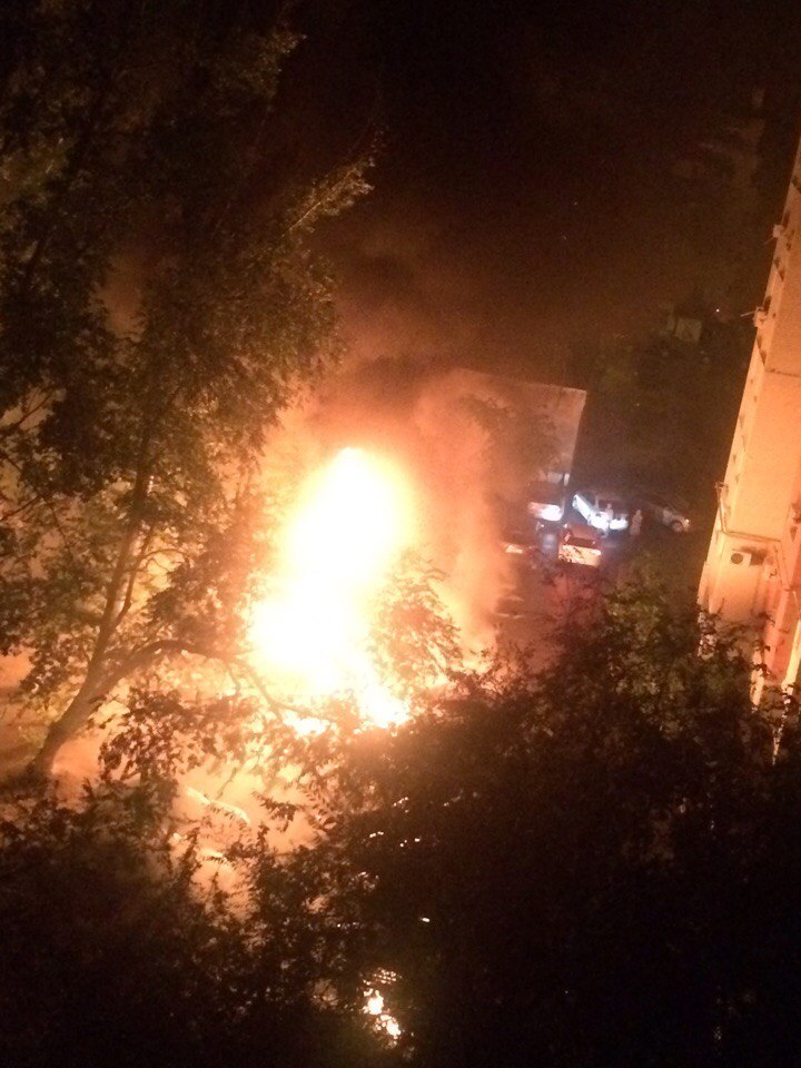 В Волгограде ночью сожгли 6 автомобилей во дворе дома