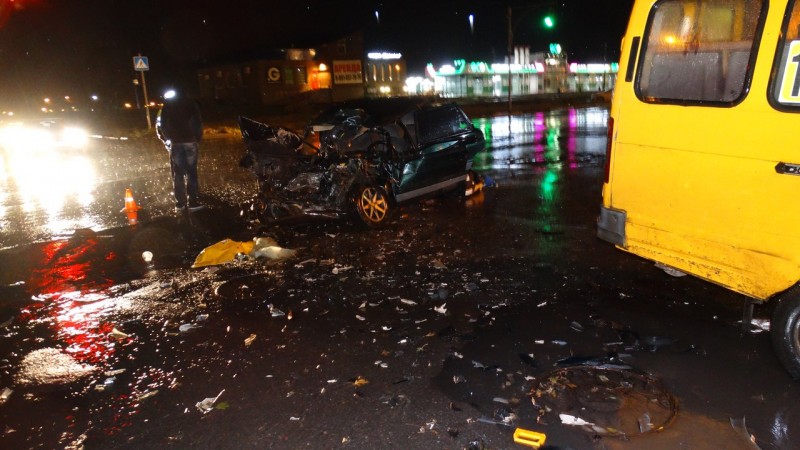 В Волжском в аварии с маршруткой погиб пассажир легковушки