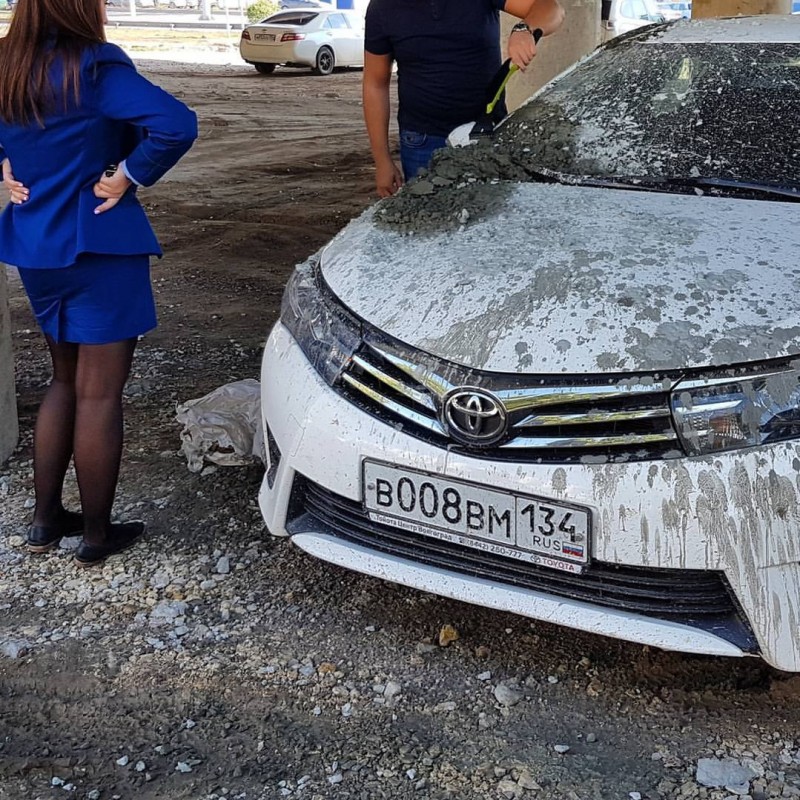 В Волгограде автомобиль прокурора залили бетоном