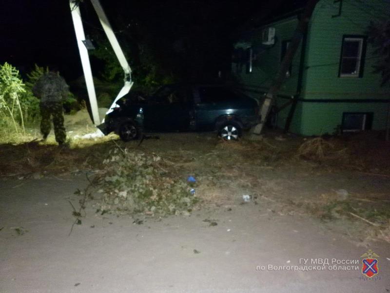 В Краснослободске водитель «ВАЗа» снес опору ЛЭП, столб упал на жилой дом