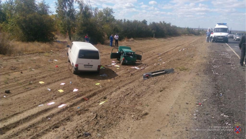 На трассе под Волгоградом «Ока» столкнулась с минивэном, двое погибли