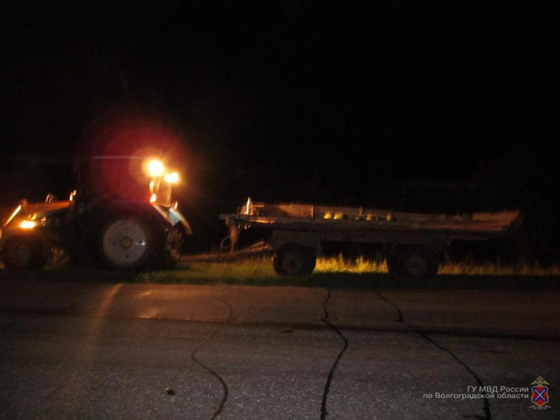 В Волгоградской области иномарка протаранила трактор