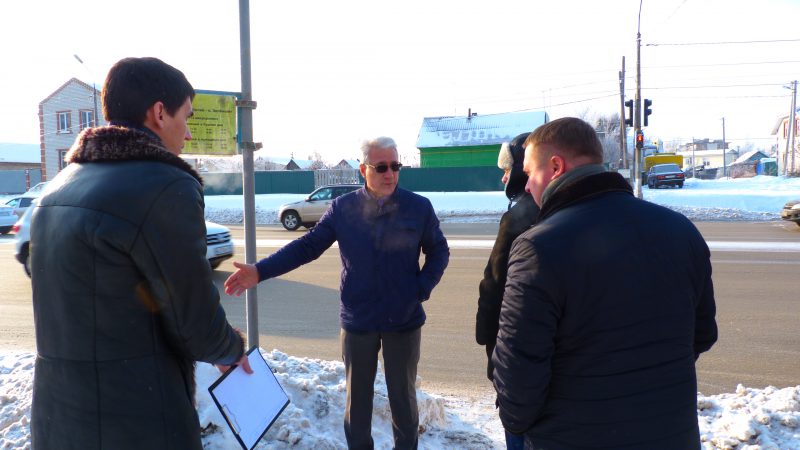 Борьба с заснеженными остановками в Волжском