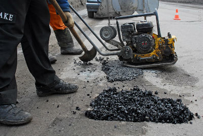 Ремонт дорожного полотна в Волжском продолжается