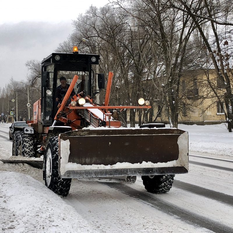 Снегоуборочная техника в непрерывном режиме работает на дорогах Волжского