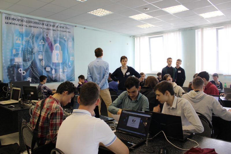 В Волжском прошли первые соревнования по кибербезопасности среди школьников